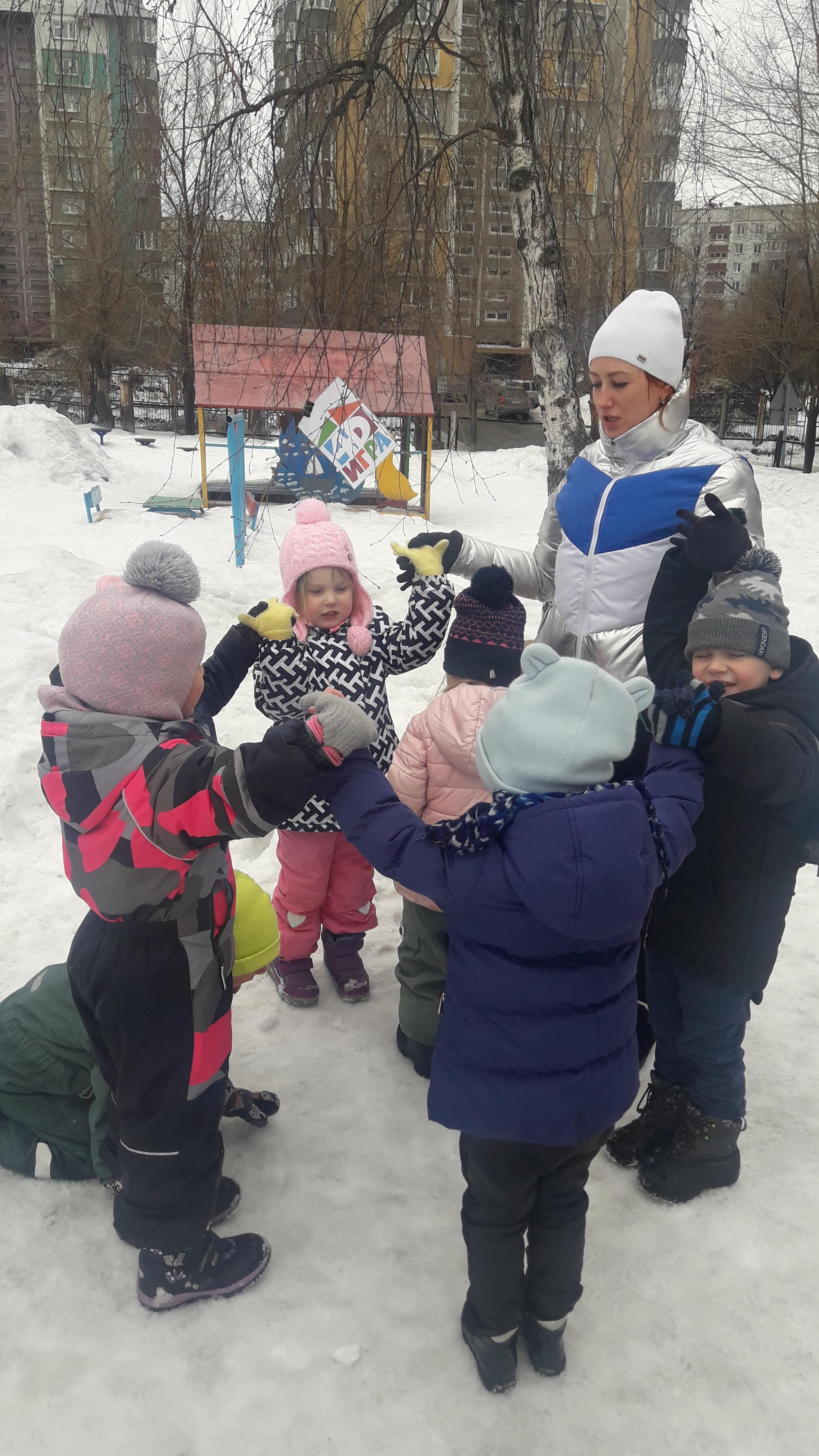 Рыбки плавают в водице