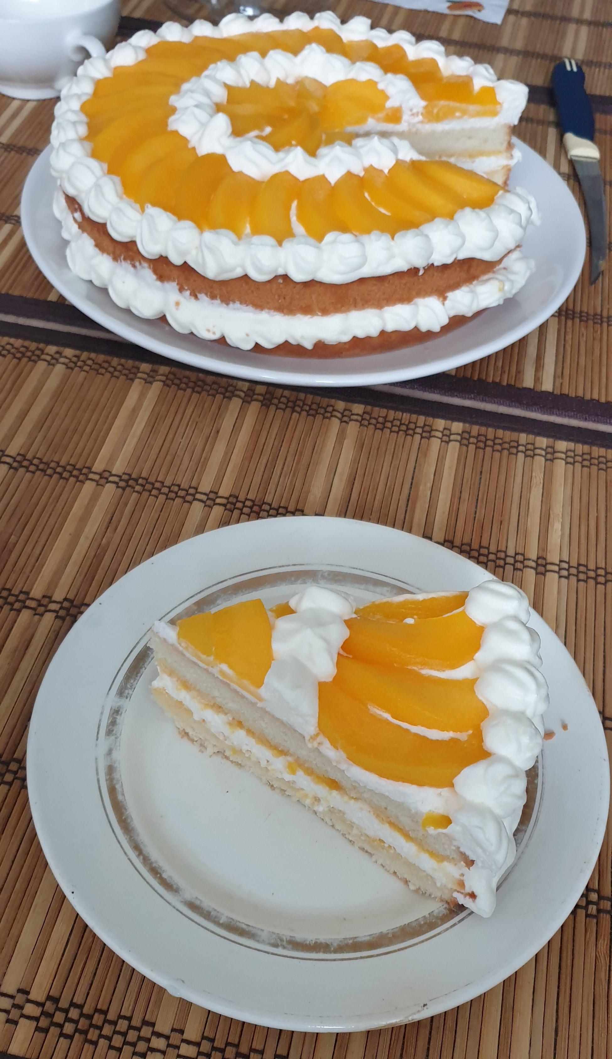 Бисквитный торт со сливками и персиками