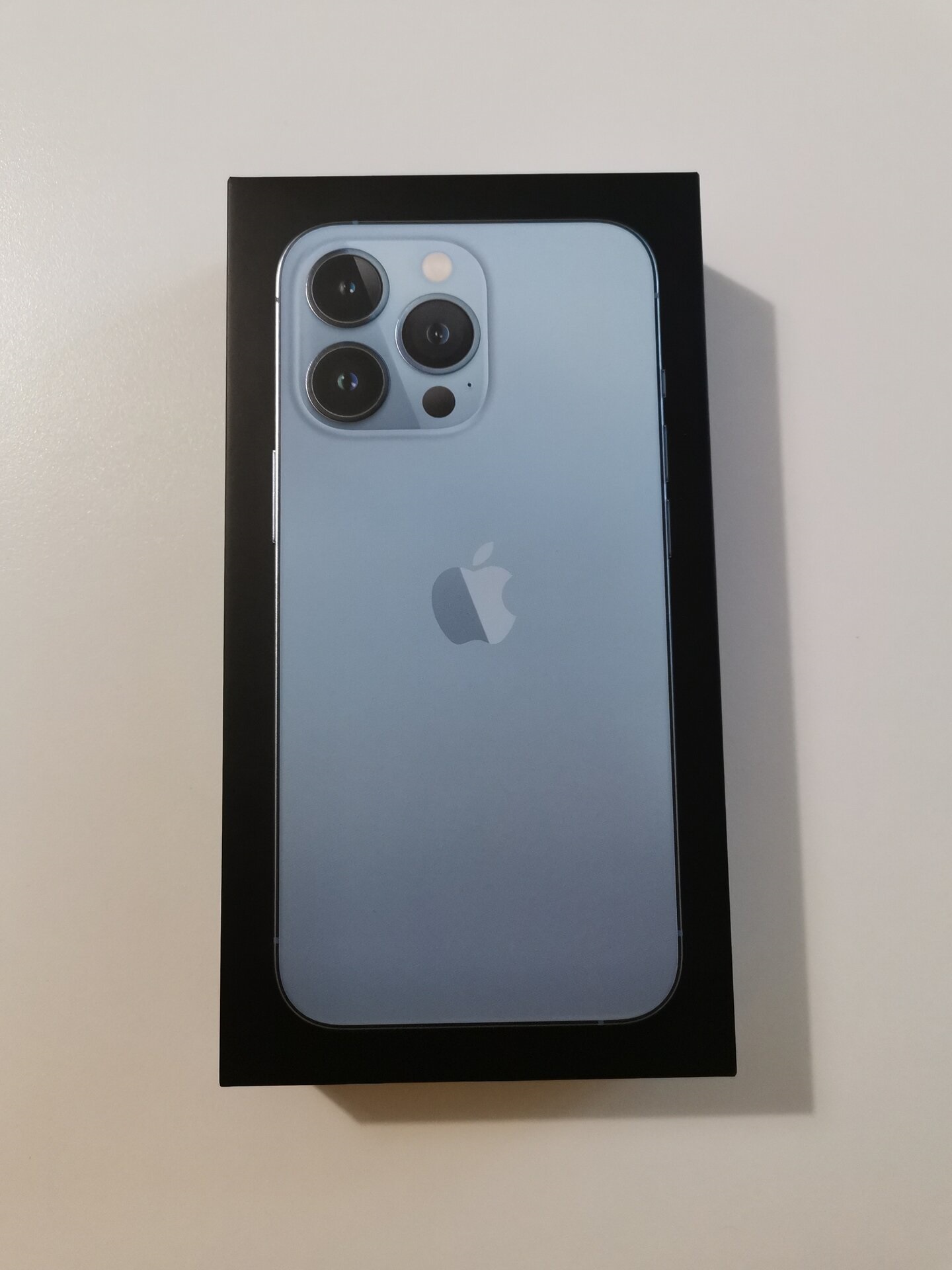 Купить Apple iPhone 13 Pro 256GB A2483 silver (серебристый) по цене от 85  990 руб. в интернет-магазине в Москве>