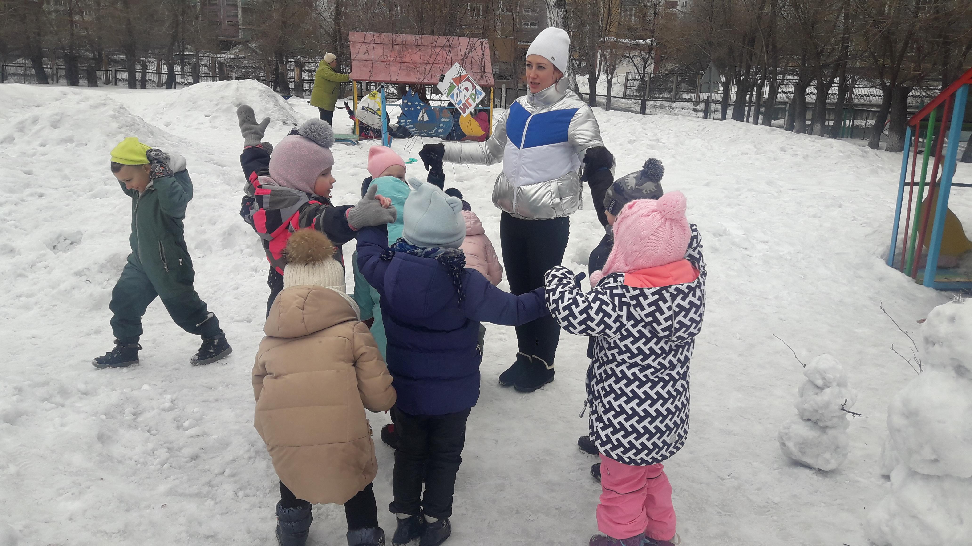 Рыбки плавают в водице